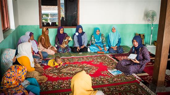 印度尼西亚克拉登，Ibu Suparti在社区中心向其他妇女展示平板电脑。图片来源：?Gates Archive_Mansi Midha